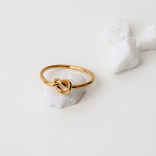 anillo nudo dorado