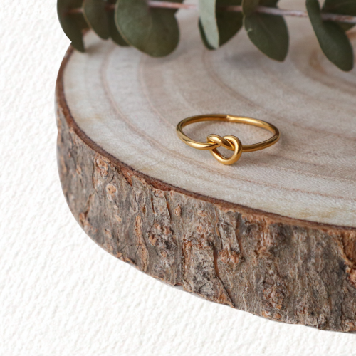 anillo nudo dorado