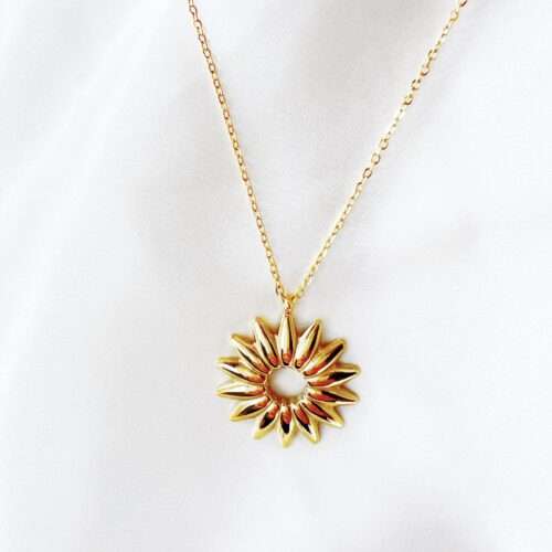 Collar sol dorado